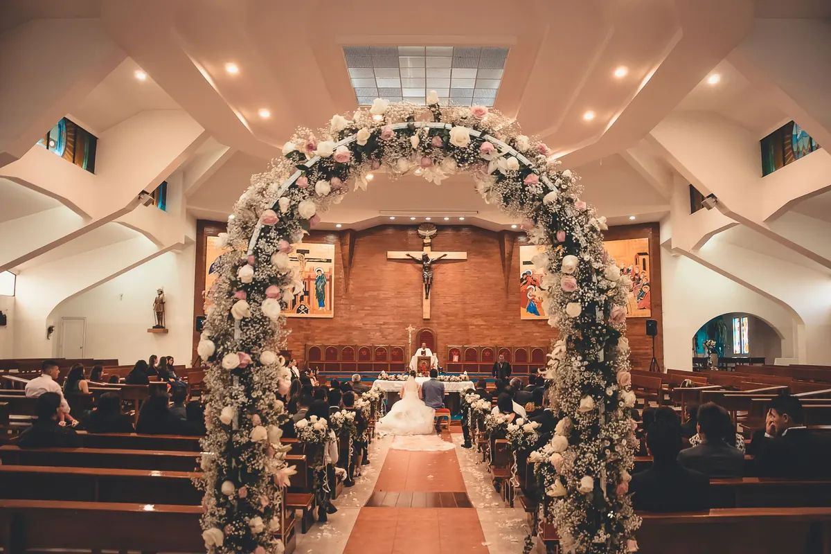 Pew Bows vs. Pew Flowers: Which Should You Choose?